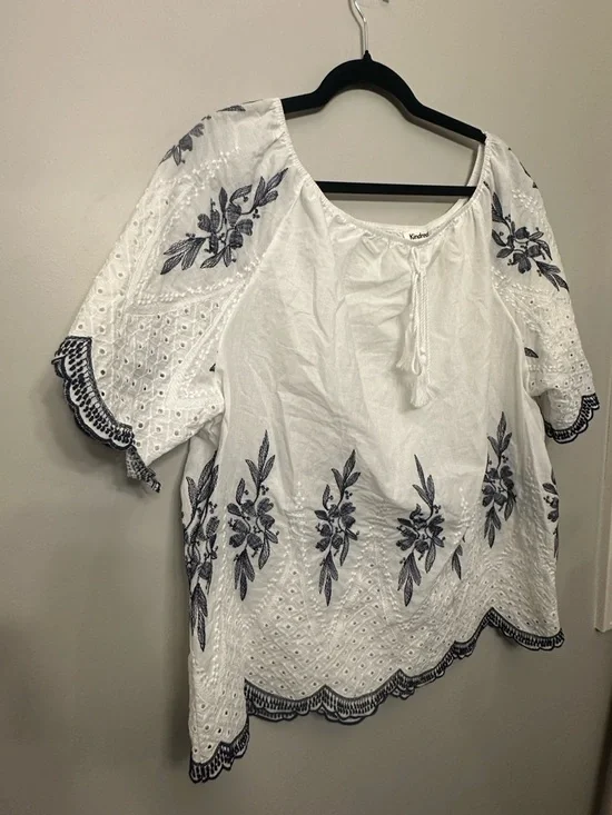 Kindred white boho top featuring navy blue floral embroidery Size 1X - Picture 2 of 8